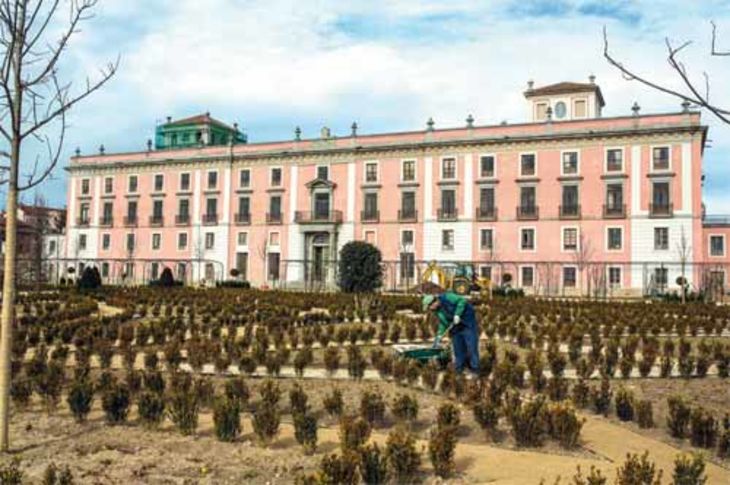 Últimos trabajos en los jardines del Palacio del Infante don Luis, que serán inaugurados este mes. Imagen Emilio Navas.