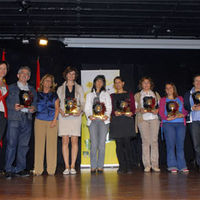 Acto de clausura de la muestra, en la entrega a los directores de los colegios participantes de una placa conmemorativa del Certamen  a cargo de la concejal de Educación, Mercedes Nofuentes.