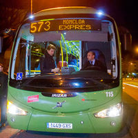 Imagen del alcalde accediendo al estreno de la línea exprés 573 que enlaza Boadilla con Madrid en unos 35 minutos en hora punta.