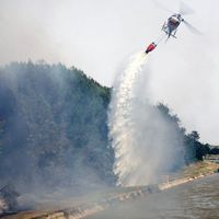 Descarga de agua en un incendio.