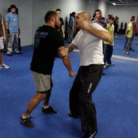 Ángel López (a la derecha), experto en Krav Maga durante una clase en Boadilla del Monte.