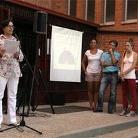 La directora del IES Profesor Máximo Trueba explica a padres y alumnos el alcance de las directrices que les ha enviado la Comunidad de Madrid.