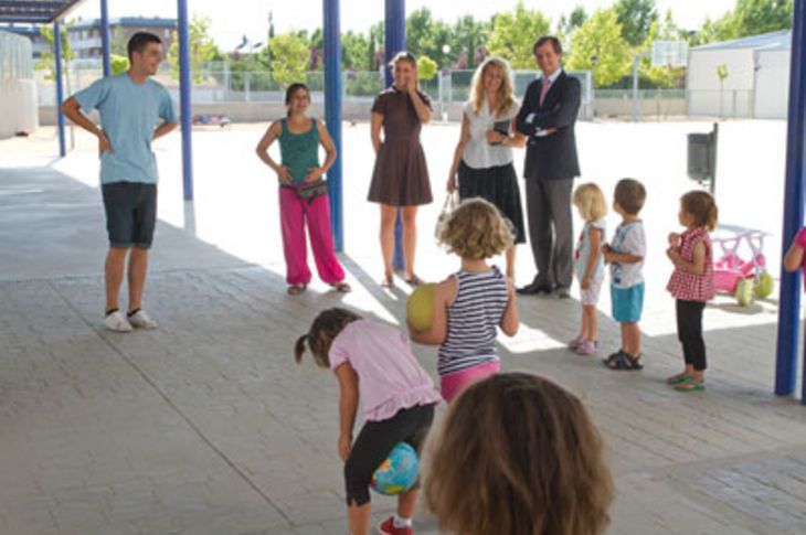 Un momento de la visita del alcalde, Antonio González Terol, y la concejal de Educación, Eva Polo Peña, al campamento de verano desarrollado en el colegio Teresa Berganza.