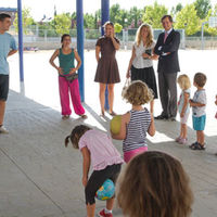 Un momento de la visita del alcalde, Antonio González Terol, y la concejal de Educación, Eva Polo Peña, al campamento de verano desarrollado en el colegio Teresa Berganza.