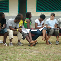 Jóvenes guineanos junto con miembros de la ONG Dignidad Boadilla.
