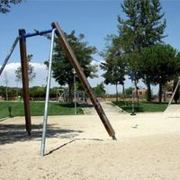 El parque de la tirolina, tras la iglesia del Santo Cristo de la Misericordia, lugar de encuentro habitual de los jóvenes del municipio.
