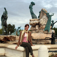 Pilar Cuenca, escultora vecina de Boadilla del Monte, junto a su fuente de Las Hadas de Villaviciosa de Odón.