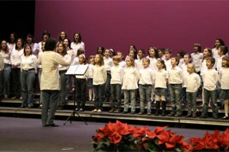 El coro del colegio Ágora de Boadilla del Monte participó en la muestra de música navideña escolar que organizó el Ayuntamiento de Pozuelo de Alarcón.