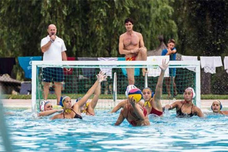 La selección nacional de waterpolo femenino preparó el pasado mes de julio su participación en el mundial de Kazán en el Club Las Encinas de Boadilla. En la imagen, un momento de los entrenamientos. Al fondo, su entrenador, Miki Oca, y el segundo entr