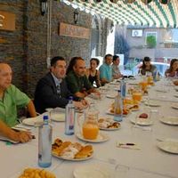 El alcalde Siguero escucha de primera mano las inquietudes y soluciones propuestas por los comerciantes del centro comercial Giraldo en el transcurso del desayuno informativo.