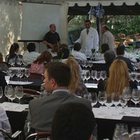 Los numerosos asistentes a la cata han disfrutado de distintos platos y vinos.