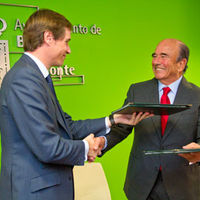 Antonio González Terol, alcalde de Boadilla del Monte, y Emilio Botín, presidente del Banco Santander, durante la firma, esta mañana, del convenio entre ambas entidades.