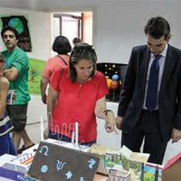 El director del centro , Juan Luis Yagüe, junto con la concejal de Educación del Ayuntamiento de Boadilla, Mar Paños, durante su visita al centro.