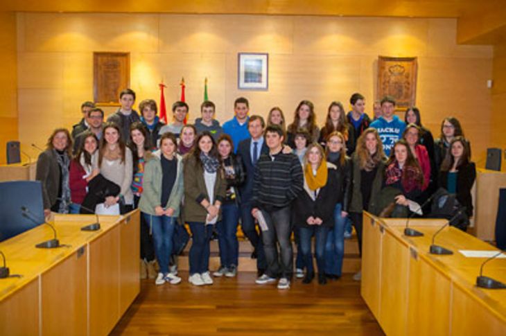 Los alumnos de Bachillerato del colegio Quercus posan junto al alcalde al final de la cita en el Salón de Plenos del Ayuntamiento.