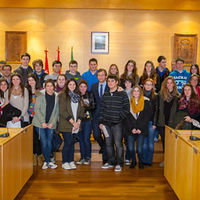 Los alumnos de Bachillerato del colegio Quercus posan junto al alcalde al final de la cita en el Salón de Plenos del Ayuntamiento.