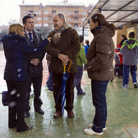 El alcalde de Boadilla del Monte, Juan Siguero, junto a la concejal de Educación, Mercedes Nofuentes (a la izquierda) y el director del García Lorca, Teo Repiso.