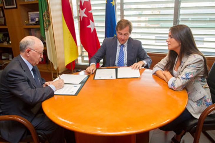 Instante de la firma del convenio entre ambas instituciones.