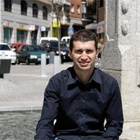 El jugador de fútbol sala Javier Orol, en la plaza de la Cruz de Boadilla del Monte.