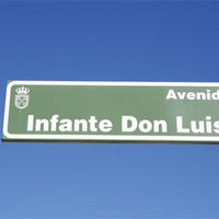 Cartel anunciador de la avenida del Infante Don Luis, una de las principales vías de Boadilla del Monte.