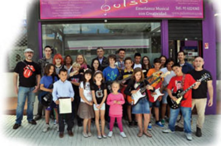 Parte de los alumnos que se presentarán a estos exámenes junto con el equipo de profesores de Pulso.