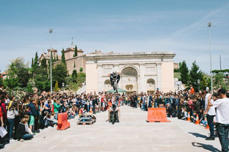 La I Gymkhana Matemática de Boadilla se ha celebrado en la explanada frente al Palacio del Infante Don Luis.