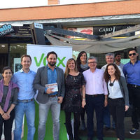 Imagen de los integrantes de VOX Boadilla que se presentan a los comicios municipales de mayo junto a su presidente nacional, Santiago Abascal.