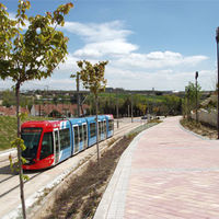 El metro ligero a su paso por la zona de Las Eras en Boadilla del Monte.