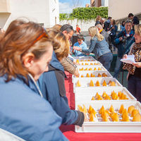 Los asistentes a la fiesta organizada en el Colegio Quercus tuvieron ocasión de degustar la "Mitra de San Babilés".