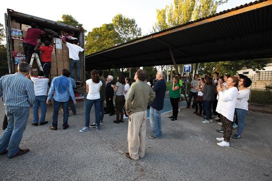 Los voluntarios terminan de cargar el contenedor con comida que entregarán a la población de Haití.