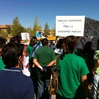 Imagen de los manifestantes junto al acto de colocación de la primera piedra del segundo centro de salud, con Pablo Nieto, concejal portavoz del PSOE en el Consistorio, en primer término.