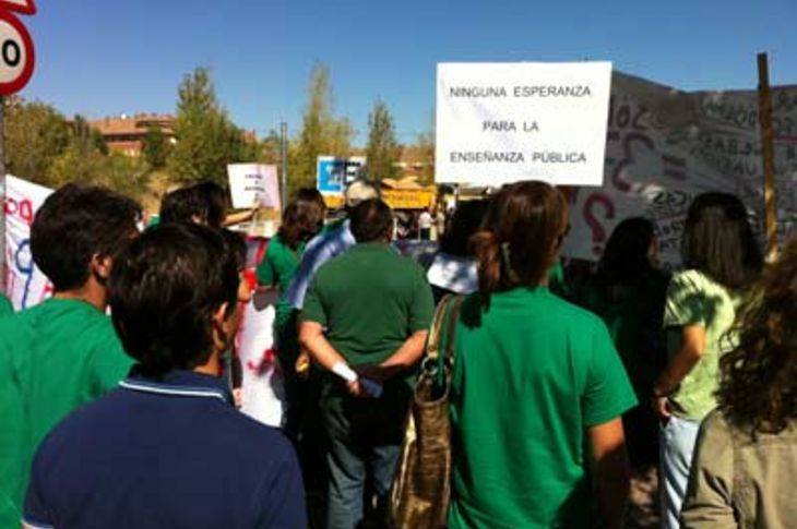 Imagen de los manifestantes junto al acto de colocación de la primera piedra del segundo centro de salud, con Pablo Nieto, concejal portavoz del PSOE en el Consistorio, en primer término.