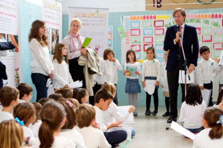 Un momento del acto que esta mañana han protagonizado los niños de Primaria del colegio público Teresa Berganza con motivo del Día Internacional de los Derechos del Niño.