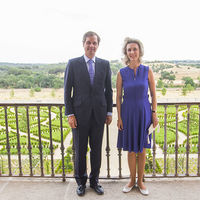 Sibilla de Luxemburgo durante su visita el Palacio del Infante Don Luis en compañía del alcalde de Boadilla del Monte, Antonio González Terol.