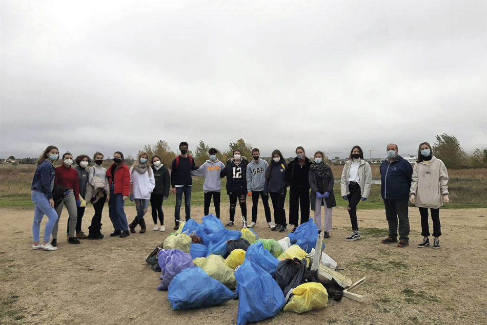 Alumnos del Colegio Virgen de Europa han sido voluntarios en la recogida de residuos. Voluntarios limpian el descampado de Viñas Viejas