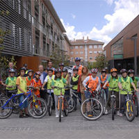 El grupo de niños del colegio Federico García Lorca que hoy se ha acercado hasta el Ayuntamiento en bicicleta.
