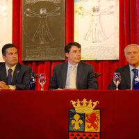 En el centro de la imagen, Ignacio González, vicepresidente de la Comunidad de Madrid, en el acto en el que ha sido desginado Maestro de Honor. Junto a él, Juan Siguero, alcalde de Boadilla.