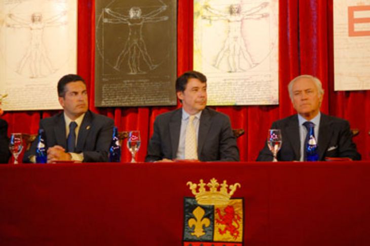 En el centro de la imagen, Ignacio González, vicepresidente de la Comunidad de Madrid, en el acto en el que ha sido desginado Maestro de Honor. Junto a él, Juan Siguero, alcalde de Boadilla.