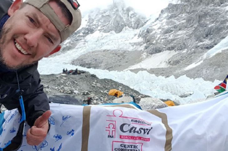 La bandera del Casvi ondea en el Everest.