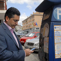 El alcalde de Boadilla, Juan Siguero, comprobando el funcionamiento del nuevo sistema de pago de a través del móvil en Boadilla.