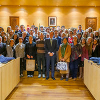 Imagen de familia con el alcalde de Boadilla y los alumnos estadounidenses.