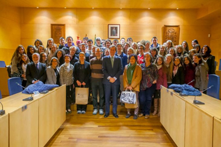 Imagen de familia con el alcalde de Boadilla y los alumnos estadounidenses.