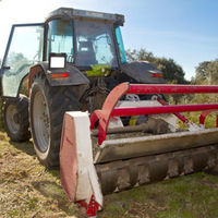 Imagen del tractor que está abriendo nuevos cortafuegos y reforzando los existentes en el Monte de Boadilla.