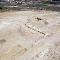 Una panorámica de las excavaciones, del cuerpo central de laiglesia y los empedrados que la rodean.