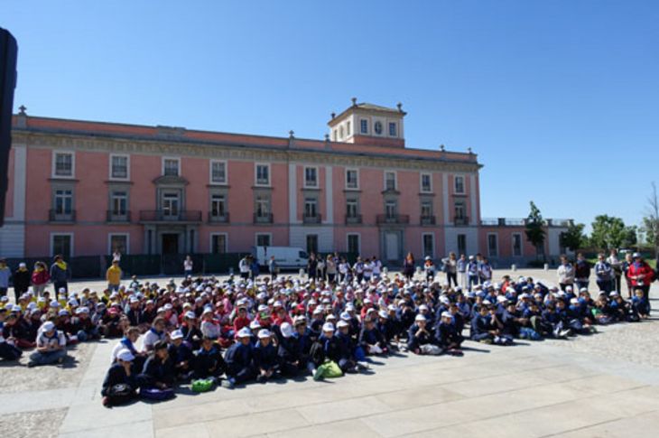 Los escolares, reunidos en la explanada frente al Palacio del Infante Don Luis, en Boadilla del Monte.
