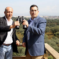 El alcalde de Boadilla del Monte, Juan Siguero (a la derecha de la imagen), junto con el concejal de Medio Ambiente, Juan Carlos Martín.