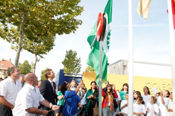 Instante del izado de la bandera verde y de la plantación de árboles en el perímetro del centro educativo boadillense.