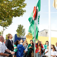 Instante del izado de la bandera verde y de la plantación de árboles en el perímetro del centro educativo boadillense.