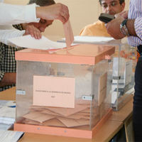 Votantes ejerciendo su derecho al voto.