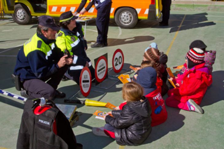 Policías municipales explicando su actividad a alumnos del CEIP Príncipe Don Felipe.