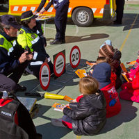 Policías municipales explicando su actividad a alumnos del CEIP Príncipe Don Felipe.